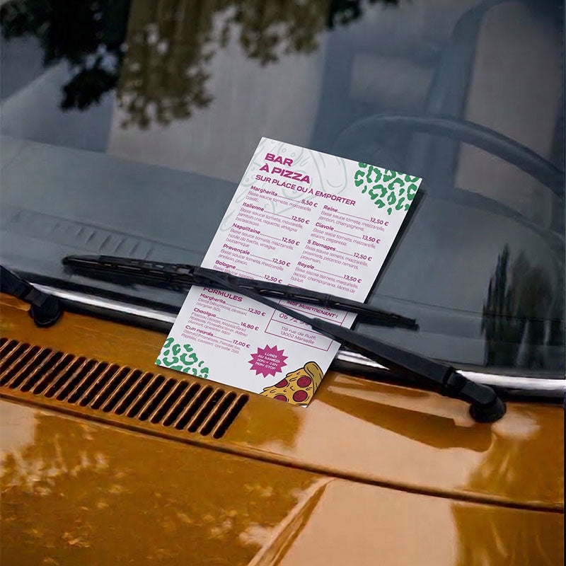 Flyer Fresh Pizza sur le pare-brise d'une voiture