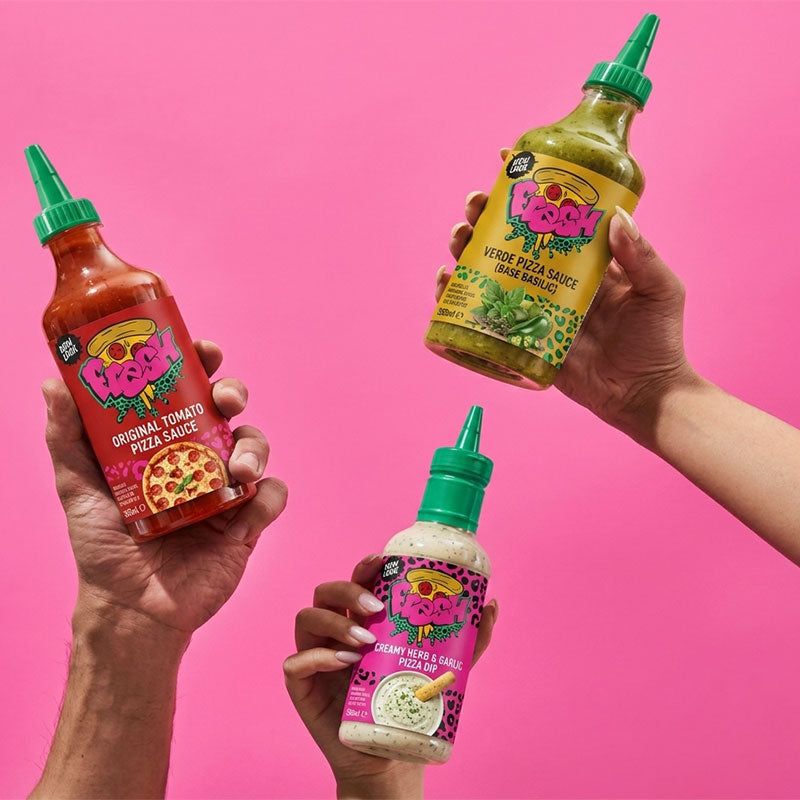 3 mains qui tiennent des sauces piquantes Fresh Pizza