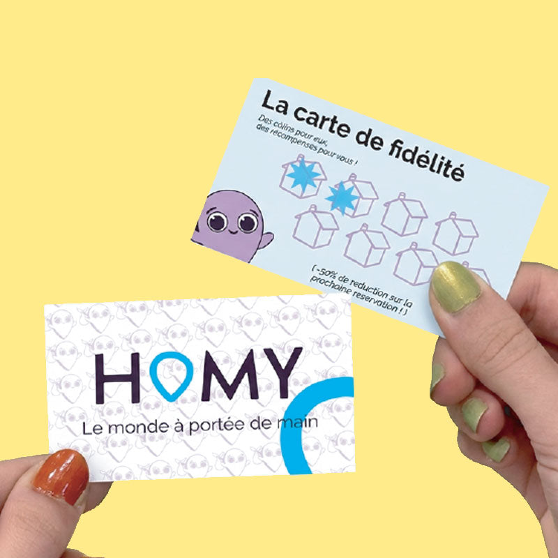 Carte de Fidélité homy recto verso,dans deux mains