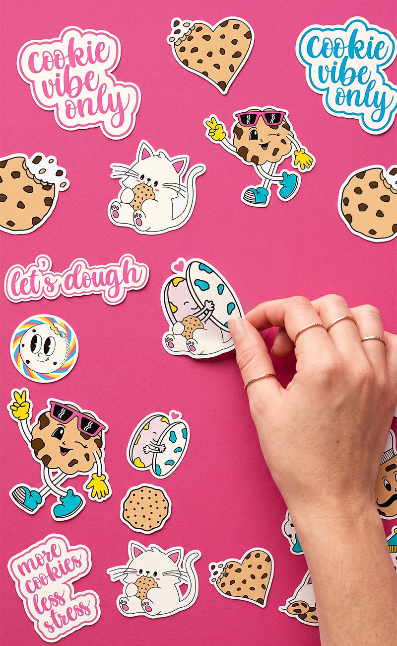 Les stickers Let's Dough entrain d'être collés sur une feuille rose