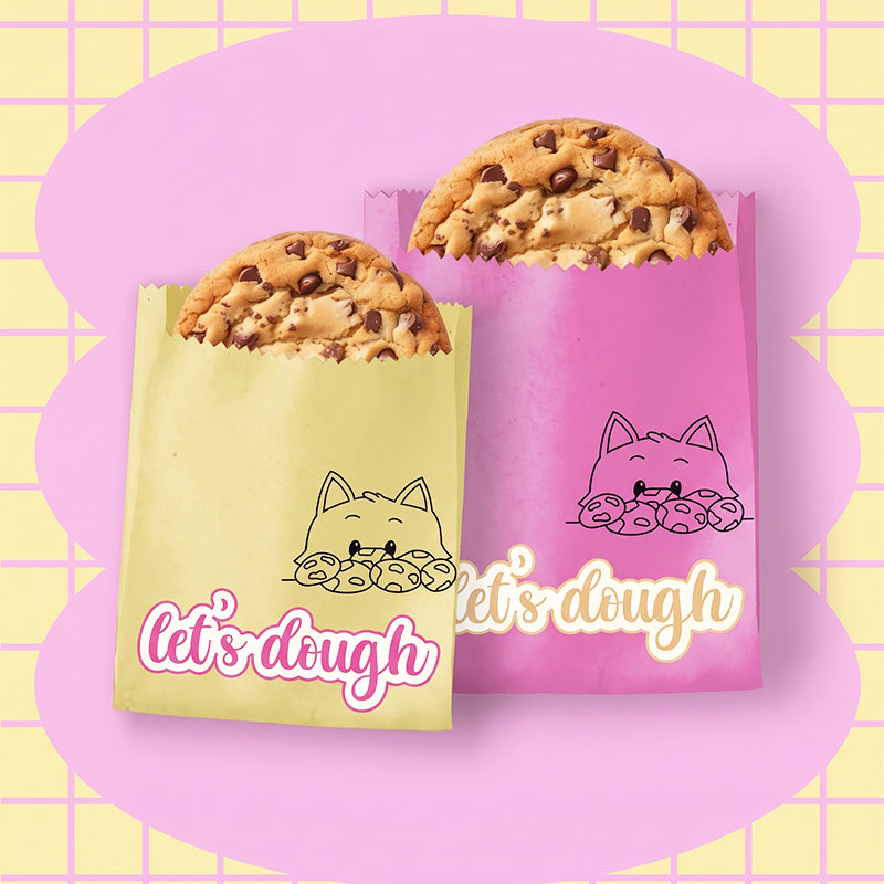 Deux cookies dans leur emballage rose et jaune Let's Dough