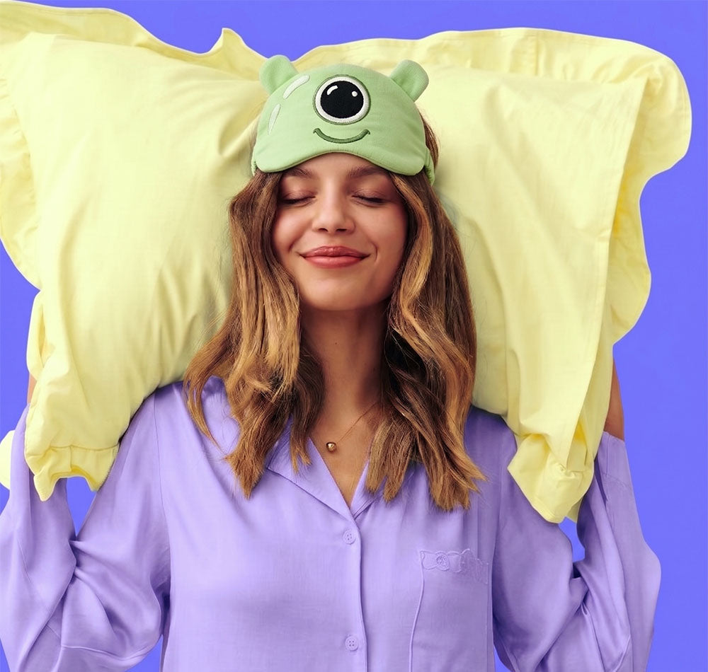Masque de nuit moodflow, à l'effigie du petit monstre heureux sur une femme en pyjama