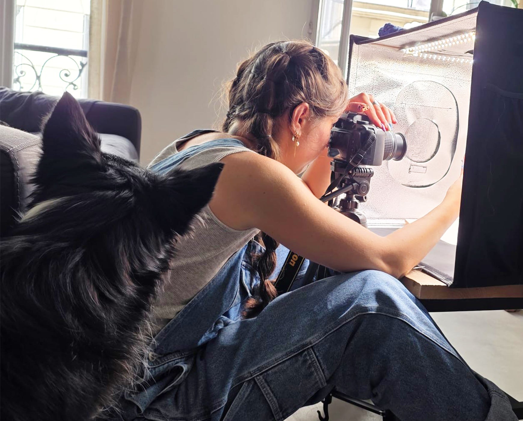 Julie, graphiste et illustratrice, dans son atelier à Marseille